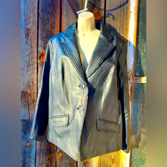 Like New. Genuine leather. Jaclyn Smith woman’s jacket. - Picture 1 of 4